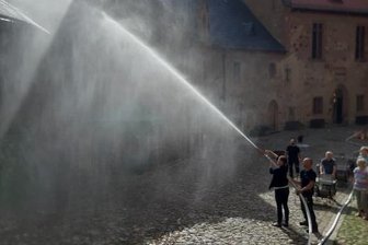 Auch den Umgang mit einem sogenannten C-Strahlrohr haben Mitarbeiter auf Burg Kriebstein geübt.