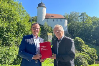 Burg Rabenstein in Chemnitz: Mit Carlowitz nachhaltig in die Zukunft - Michael Kreuzkamp, Vorstandsvorsitzender der Sparkasse Chemnitz, übergibt Dieter Füßlein die Förderzusage für das Museum der Nachhaltigkeit.