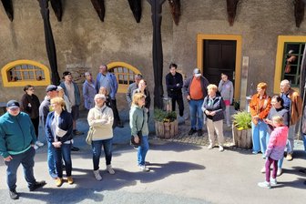 Burg Schönfels: Eine 800-Jährige gibt Geheimnisse preis - Etwa 100 Interessierte hatten sich für eine der vier Führungen angemeldet.