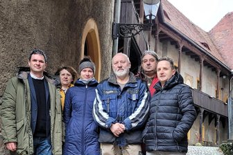 Burg Schönfels hat einen neuen „Burgherrn“ - Sein Team müsse unbedingt mit aufs Bild, sagt Stefan Wünsch (l.). Zur Amtseinführung war auch der Lichtentanner Bürgermeister Tino Obst (r.) gekommen.