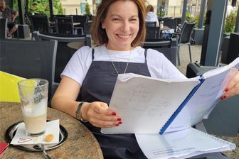 Burg Schönfels: Schauspielerin übernimmt in Carlo Goldonis „Diener zweier Herren“ eine Doppelrolle - Claudia Lüftenegger mit Latte Macchiato und Textbuch im Plauener Theatercafé.