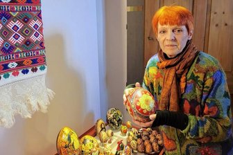 Burg Schönfels wird zum Ei-Land - Marita Pesenecke mit ihrem Lieblingsei, das zugleich das wertvollste ist. 