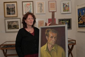 Burg Stein in Hartenstein: Museum erinnert mit Sonderschau an seinen Gründer - Museumsleiterin Susann Gramm in der kleinen Ausstellung mit einem Selbstbildnis von Heinz Thuss.