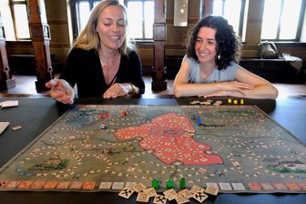 Burg Vogtland: Würfelspiel macht Besiedlung der Region lebendig - In der Mitte die Osterburg zu Weida als Zentrum des Vogtlands und Start des Spiels, in den Ecken der Karte andere, alle Teile des Vogtlands repräsentierende Burgen. Dazwischen jede Menge Möglichkeiten sich zu verzetteln oder auf dem Weg der Besiedlung Boden gut zu machen. Bereits viel Spaß mit "Burg Vogtland" hatten Spieleentwicklerin Veronika Sandra Hofmann-Trepák (links) und Nadine Holesch vom Museum Burg Mylau. 