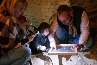 Burgbesucher in Scharfenstein kehren mit „Edelsteinen“ heim - Linda Otto und ihre Familie waren fasziniert von der Schatzsuche im Sand.
