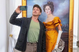 Burgen und Schlösser in Sachsen: Mit Schauspieler Hendrik Duryn auf Entdeckungstour durch die Geschichte - Hendrik Duryn - hier beim Selfie mit Königin Amalie Auguste - auf Schloss Weesenstein beim Dreh im Mai 2022. 