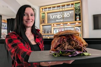 Burger erobern das Erzgebirge: Von unwiderstehlichen Verführungen und großen Stinkern - Deftige Kreationen gibt es in der Lumipöllö Lounge natürlich auch: Angelyn Ebersbach mit dem St.-Kilda-Burger mit gezupftem Rindfleisch.