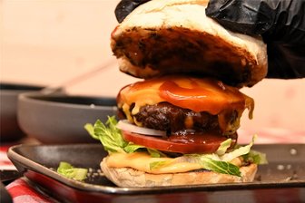 Burger frisch vom Hof: Deshalb grillen Landwirte aus Hainichen jetzt jeden Freitag - Das ist der Ranch-Burger mit Fleisch vom Striegistaler Weiderind: 160 Gramm Fleisch (dry aged), Kartoffel-Sauerteigbrötchen, Salat, Zwiebeln, Essig-Gurke, Cheddar-Käse und zwei Soßen.