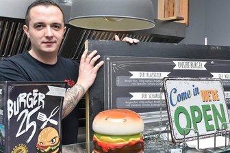 Burger-Restaurant öffnet in neuen Räumen - Marius Kurzke ist mit seinem Burger 25 in Markneukirchen umgezogen und fieberte in den vergangenen Tagen der Neueröffnung am heutigen Freitag entgegen.