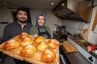 Burger statt Döner: Warum ein türkischer Gastronom in Plauen mit der Tradition bricht - Ömer Akbakay und seine Frau Öznur haben in der ehemaligen Subway-Filiale in der Innenstadt von Plauen ein Burger-Restaurant eröffnet. Er habe sich damit einen Kindheitstraum erfüllt, sagt der frühere Industriemechaniker.