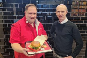 "Burgerme" in Chemnitz: Hotelier und Erzgebirger haben neuen Burgerladen eröffnet - Erik Hahn und Tino Eckhold haben gemeinsam einen Burgerladen in Chemnitz eröffnet.