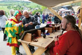 Burgfest-Veranstalter in Wolkenstein: Schwer, Händler zu gewinnen - Mit Kettentroll Frank Trömel (l.) schaut Veranstalter Eberhard Heieck bei Handwerker Bernd Roßmüller vorbei. 
