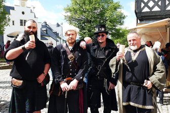 Burgfest Wolkenstein: Hexen, Freibeuter und ein Bürgermeister in Ketten - Für die historisch gekleideten Max Hofmann (v. l.) aus Dittmannsdorf, Patrick Künkel aus Wolkenstein, Lukas Berger aus Flöha und Mike Schmidt aus Zschopau gab es am Donnerstag auf der Burg Wolkenstein wieder viel zu erleben.