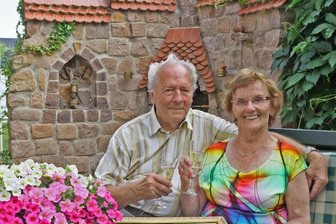 Burgfräulein feiert 65 Jahre mit Hans - Ilse und Johannes Riedel - hier vor ihrem Grillplatz mit der Burg Schönfels - feiern heute ihr 65. Ehejubiläum. Das Hochzeitsfoto halten sie in Ehren. 