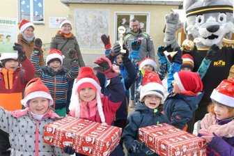 "Burggeister" verscheuchen die gesamte Konkurrenz - Die Kinder der Frauensteiner Schulanfängergruppe haben beim Kita-Team-Cup den 1. Platz belegt. Benjamin Kahlert überbrachte mit Maskottchen "Fredi" Pokal und Geschenke. Zuvor begrüßten die Kinder gemeinsam mit Cathleen Kuhnke (Gitarre) und Sandy Schmieder die Gäste musikalisch. 