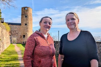 Burgruine Frauenstein: Ehrenamtliche bereiten Sachsens größte Ruine auf die Saison vor - Daniela Grabolle und Rita Schantz (v.l.) vom Vorstand des Fördervereins planen und koordinieren die Arbeit an der Burgruine Frauenstein.