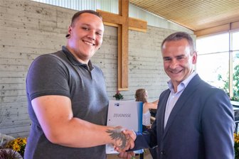 Burgstädt: 50 junge Don-Bosco-Berufsanwärter beenden Ausbildung mit Freisprechung - Gesamtleiter Sebastian Schmidt gratuliert Felix Kunze zur erfolgreich abgeschlossenen Prüfung zum Servicefahrer.