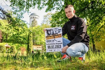 Burgstädt: Böhse Onkelz-Coverband kommt in den Wettinhain - Pascal Köhler zeigt vor dem Taurasteinturm im Burgstädter Wettinhain ein Veranstaltungsplakat. Auf der Freilichtbühne am Fuße des Wahrzeichens findet am 8. Juli eine Onkelz-Nacht mit der Mittweidaer Coverband "exituz 28" statt.