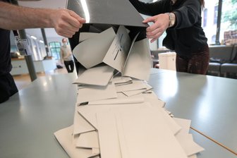 Burgstädt entschuldigt sich für Wahlzettel-Panne und Verzögerungen - Wahlhelfer schütten in einem Wahllokal Stimmzettel aus. Aufgrund einer Panne im Erzgebirge verzögert sich auch in Burgstädt das Verschicken von Briefwahlunterlagen.