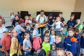 Burgstädt fehlen Millionen: Was fällt dem Rotstift zum Opfer? - Gute Tradition in Burgstädt: das Kinderfest im Wettinhain mit Bürgermeister Lars Naumann.