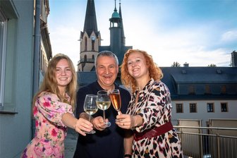 Burgstädt früher und heute: Apotheker zeigt historische Bilder - Apotheker Jürgen Hoffmann mit Weinkönigin Alona Chesnok (l.) und Weinprinzessin Sabine Leonhardt in Burgstädt.