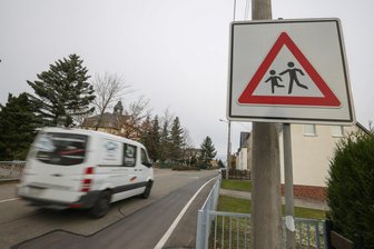 Burgstädt-Herrenhaide: Smiley-Anlage warnt Raser – Was steckt dahinter? - Die Ortsdurchfahrt von Herrenhaide vor der Kita Haidenest.