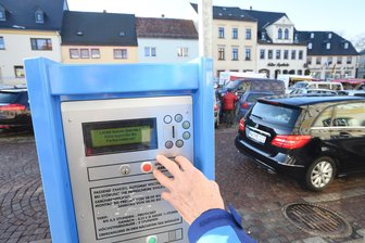 Burgstädt modernisiert Parksystem: Handyparken und Kartenzahlung kommen - Blick auf einen Parkscheinautomaten auf dem Markt in Burgstädt.