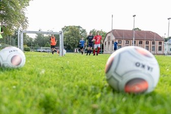 Burgstädt plant Sportkomplex mit Halle und Kunstrasenplatz - Die B-Junioren des Sportvereins TV Vater Jahn trainieren auf dem Sportplatz vor der Turnhalle an der Vater-Jahn-Straße in Burgstädt. Die Sportler wünschen sich seit Jahren einen Kunstrasenplatz. 