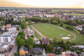 Burgstädt soll Kunstrasenplatz und Zweifeldhalle bekommen - Das Stadion in Burgstädt ist vor rund 90 Jahren errichtet worden. Jetzt soll dort ein Kunstrasenplatz samt Beachvolleyballfeld gebaut werden.