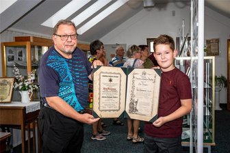 Burgstädt: Was das Gymnasium und den Taurasteinturm verbindet - Uwe Kühnert vom Burgstädter Museumsverein zeigt gemeinsam mit seinem zehnjährigen Enkel Anton das Original einer Urkunde, die von Altbürgermeister Johann Friedrich Roth während seiner Amtszeit verliehen wurde.