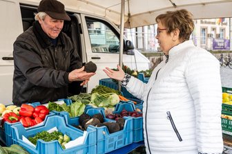 Burgstädt: Wie die Stadt ihren Wochenmarkt auch in Zukunft erhalten will - Christina Ihle holt sich bei Händler Gerald Reimelt Tipps für die Zubereitung von schwarzem Rettich. Die 70-Jährige sagt, ihr sei die Atmosphäre auf dem Markt genau so wichtig wie der Einkauf.
