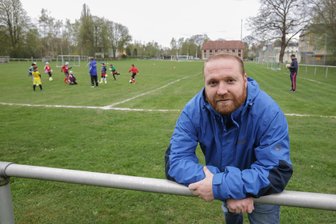 Burgstädt will Gratis-Angebote streichen: Sportvereine sollen zahlen - Stadtrat und Sportler Markus Kolbe auf dem Sportplatz an der Vater-Jahn-Straße.