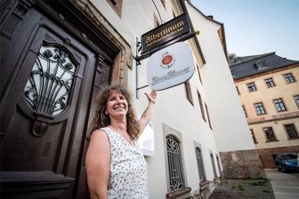 Burgstädt: Wo das Erbe des "BonBon" heute weiterlebt - Susan Schlimper steht vor ihrem neuen Lokal "Gewölbekeller". Die Kellerbar eröffnet am Freitag im historischen Albertinum in der Burgstädter Altstadt.