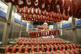 Burgstädter Fleischerei Gretenkord reduziert Standorte - Die Fleischerei Gretenkord betreibt 36 Filialen, produziert wird in Burgstädt, hier Mitarbeiter Olaf Knauthe.