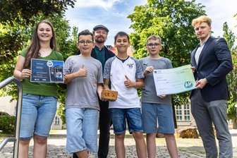 Burgstädter Gymnasium gewinnt Chemnitzer Umweltpreis – Wie Schüler mit nachhaltigen Ideen zur Artenvielfalt überzeugen - Robert Jehmlich (r.) überreicht den Preis für den 1. Platz an Falk Geißler und seine Schüler.