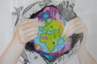 Burgstädter Gymnasium verwandelt sich in Kunstgalerie - Lene Tomczak aus der 10. Klasse hat das Bild „In deinen Händen“ gemalt. Es ist zur Vernissage zu sehen.