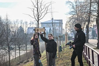 Burgstädter Gymnasium will Klimaschule werden und verlagert Klassenzimmer nach draußen - Mandy (links) und Amelie aus der sechsten Klasse des Burgstädter Gymnasiums bringen gemeinsam mit Lehrer Falk Geißler Tafeln für ihr Baumpflanzprojekt am Burgstädter Bahnhof an.
