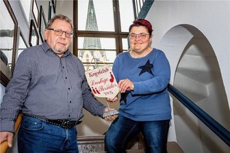 Burgstädter Heimatmuseum öffnet ab Sonntag wieder seine Pforten - Uwe Kühnert und Ilona Geißler vom Museumsverein stehen im frisch renovierten Treppenhaus des Burgstädter Stadtmuseums. Ab Sonntag ist hier die Sonderausstellung "Burgstädt um 1900" zu sehen.