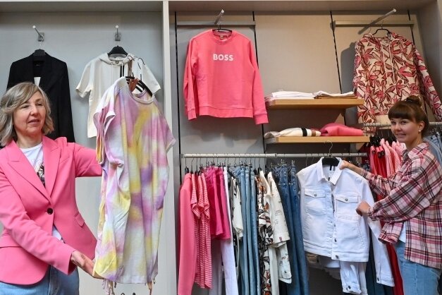 Burgstädter Modehändlerin will selbst neue Trends setzen - Cornelia Scheibe betreibt seit 30 Jahren ein Modegeschäft. Jetzt hat sie mit ihrer Tochter Laura, die zudem ein Schuhgeschäft an der August-Bebel-Straße leitet, den Laden modernisiert und erweitert. 