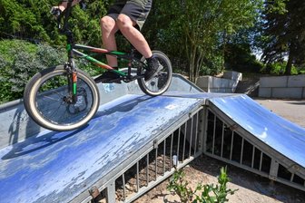 Burgstädter Stadträte uneins: Skaterbahn statt Spielplatz? - Voriges Jahr sind für 10.000 Euro Böschungen für BMX-Fahrer im Skaterpark Mohsdorf erneuert und eine Strecke asphaltiert worden. Nun soll die Anlage erweitert werden. Das hat der Stadtrat beschlossen. Dafür wird eine Machbarkeitsstudie erarbeitet. Wann gebaut wird, steht noch nicht fest.
