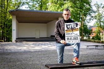Burgstädter Stadtrat entscheidet über Zukunft der Freilichtbühne - Partymacher Pascal Köhler zeigt vor der Freilichtbühne im Burgstädter Wettinhain ein Veranstaltungsplakat.