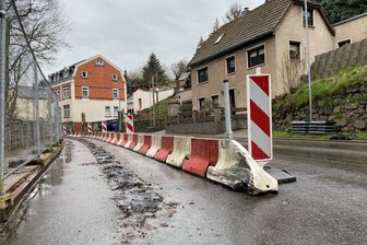 Auf der Burgstädter Straße in Mittweida stehen die Betonbarrieren seit wenigen Tagen viel weiter in der Mitte der Fahrbahn.