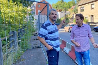 Jens Bergmann (l.) und Peter Wolf wohnen in Mittweida an der Burgstädter Straße. Seit 16 Jahren sehen sie die Bauzäune und die Fahrbahneinengung.