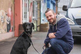 Burgstädter Streetworker mit tierischer Unterstützung: Wie ein Vierbeiner Türen öffnet - Martin Konrad Grimm ist der neue Streetworker in Burgstädt und Taura. Immer an seiner Seite: Hündin Karen.