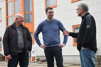 Burgstädter Unternehmer Hönisch kauft Baufirma Chembau in Lichtenau - Chembau und Hönisch Bau gehen gemeinsame Wege: Chembau-Chef Jörg Jentzsch (links) bleibt Geschäftsführer und Matthias Pfüller (rechts) geht in den Ruhestand. Philipp Hönisch übernimmt beide Baufirmen.
