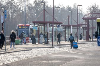 Burgstädter will Bahnhof umgestalten: Bürgermeister ärgert sich über Verzögerungen beim Gleisausbau für den RE 6 - Unfallgefahr am Bahnhof Burgstädt: Fußgänger, Busse und Autos müssen teilweise die gleichen Flächen nutzen.