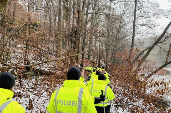 Burgstädterin gilt weiter als vermisst - Mehrfach wurde nach der Vermissten gesucht, zum Beispiel im Dezember in einem Waldgebiet zwischen Lunzenau und Burgstädt. 
