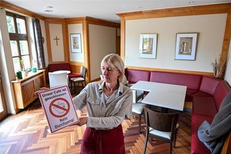 Burgstädts verlorene Kaffeehauskultur: Personalmangel zwingt Cafés zur Aufgabe - Aufgrund des Personalmangels hat der Kirchbäck in Burgstädt sein Café am Markt teilweise geschlossen. Nur vier Tische werden noch bedient. Im Foto ist Mitarbeiterin Viola Hruby zu sehen.