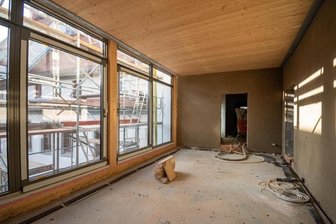 Burgstraße 38 strahlt in neuem Glanz - Zum Innenhof hin sind Panoramafenster eingebaut worden. Sie machen die Wohnungen im Obergeschoss hell. "Ein besonderer Mix aus historischer und moderner Wohnatmosphäre", sagt SWG-Vorstand Tom-Hendrik Runge.
