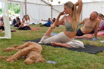 Burkersdorf wird wieder zum Mekka für Yogafreunde - So sieht der Hund (nicht) aus: Das Ananda-Spirit-Yoga-Festival findet in Burkersdorf statt, hier ein Bild von 2023.